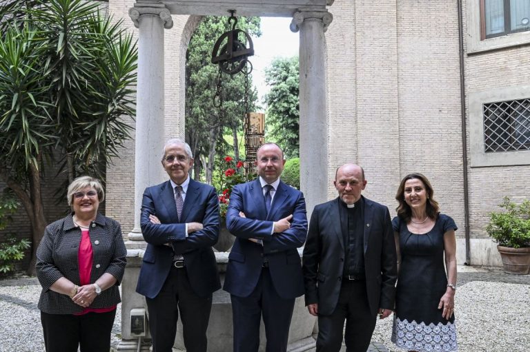 Inaugurazione della mostra di immagini satellitari Looking Beyond