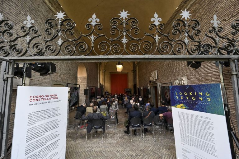 Inaugurazione della mostra di immagini satellitari Looking Beyond – pubblico