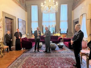 Foto della cerimonia di conferimento dell'onorificenza all'Avv. Ventura