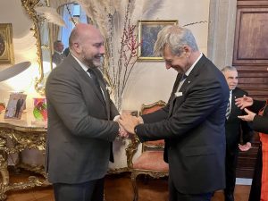 Foto della cerimonia di conferimento dell'onorificenza all'Avv. Ventura