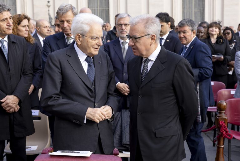 Città del Vaticano, 20/10/2024 (II mandato) Il Presidente della Repubblica Sergio Mattarella con il Segretario del Consiglio dei ministri Alfredo Mantovano, in occasione della cerimonia di Canonizzazione dei Beati italiani Giuseppe Allamano e Elena Guerra
