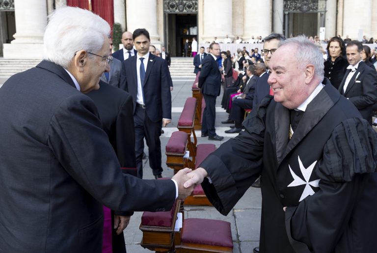Città del Vaticano, 20/10/2024 (II mandato) Il Presidente della Repubblica Sergio Mattarella saluta il Gran Maestro dell’Ordine di Malta John Timothy Dunlap, in occasione della cerimonia di Canonizzazione dei Beati italiani Giuseppe Allamano e Elena Guerra