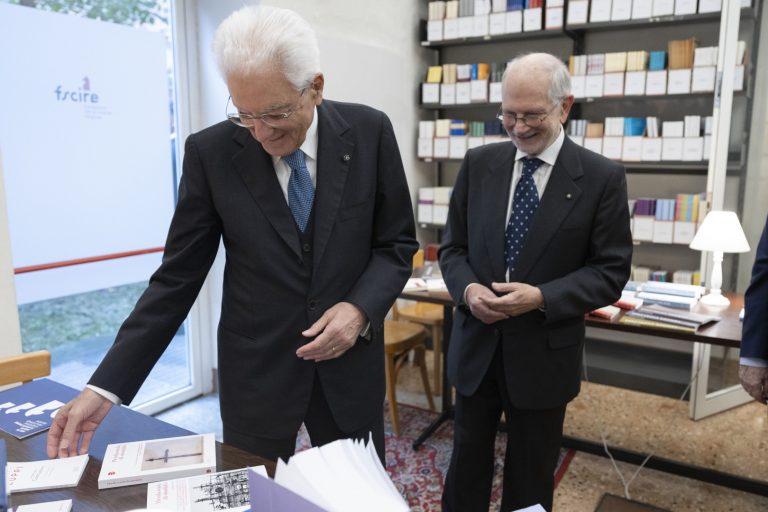 Bologna, 24/10/2024 (II mandato) Il Presidente della Repubblica Sergio Mattarella con Alessandro Pajno, Presidente della Fondazione per le scienze religiose , in occasione del 70° anniversario della Fondazione