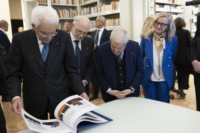 Bologna, 24/10/2024 (II mandato) Il Presidente della Repubblica Sergio Mattarella con Alessandro Pajno, Presidente della Fondazione per le scienze religiose e Augusto Barbera, Presidente della Corte Costituzionale, in occasione del 70° anniversario della Fondazione